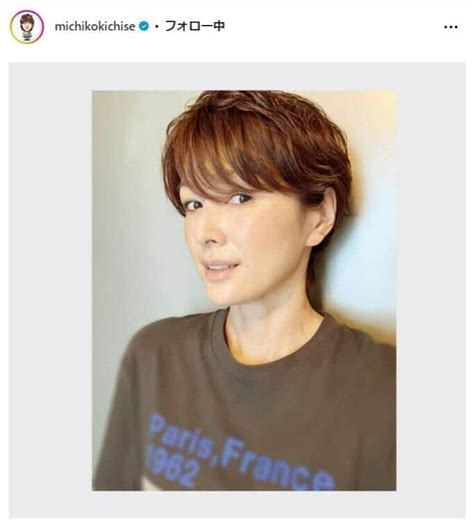 49歳・吉瀬美智子、“絶対領域”あらわな超ミニ×ニーハイコーデ。